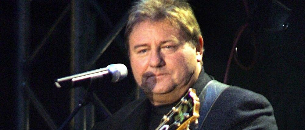 Greg Lake 2004 bei einem Konzert in Bremen.