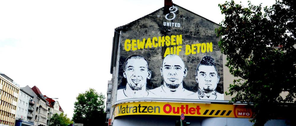 Die Hauswand an der Badstraße in Berlin Wedding zeigt die drei Köpfe der Brüder Boateng.