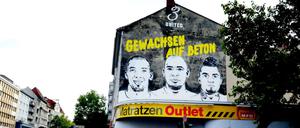 Die Hauswand an der Badstraße in Berlin Wedding zeigt die drei Köpfe der Brüder Boateng.