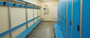 Tatort Umkleidekabine. Weil Sportvereine meist auf Ehrenamtliche als Trainer oder Betreuer angewiesen sind, können Täter diese offenen Strukturen ausnutzen.