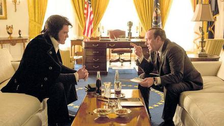 Elvis (Michael Shannon) und Nixon (Kevin Spacey)