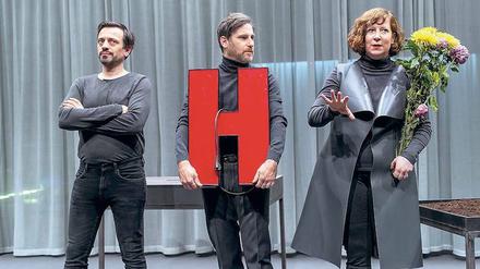 H heißt was? Szene mit Bettina Grahs, Lajos Talamonti und Niels Heuser (v. r.) am Berliner HAU. 