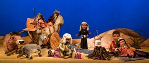 Durch die Wüste. Auf dem Weg nach Bethlehem finden Maria und Josef ein Nachtlager bei einem Reisenden und seiner Gefährtin Esther.