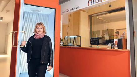 Die RadioBox in der Marheineke-Markthalle soll neue Kontaktmöglichkeiten bieten. Die Idee hatte Brigitta Gabrin, Chefredakteurin von multicult.fm. 