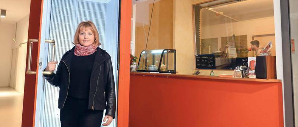 Die RadioBox in der Marheineke-Markthalle soll neue Kontaktmöglichkeiten bieten. Die Idee hatte Brigitta Gabrin, Chefredakteurin von multicult.fm.
