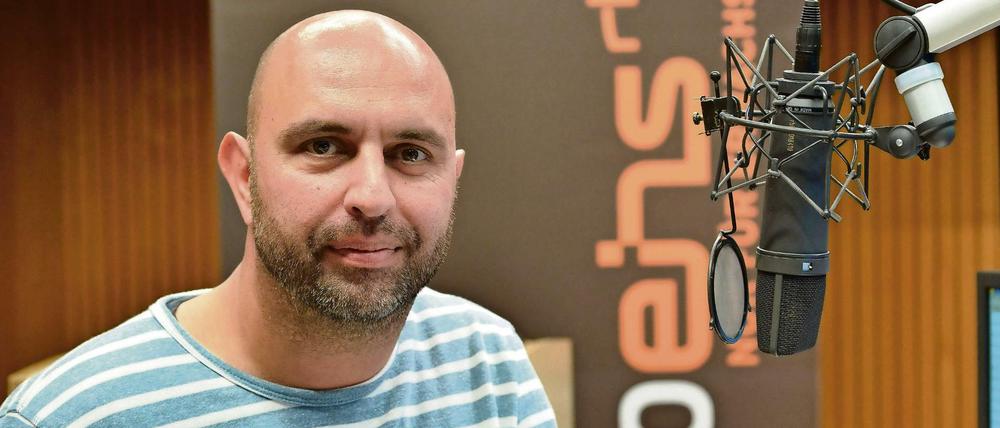 Serdar Somuncu ist seit September 2016 regelmäßig sonntags auf Radioeins zu hören. Seine Sendung »Die Blaue Stunde« läuft jeweils von 16 bis 18 Uhr.