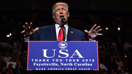 Donald Trump spricht im Crown Coliseum in Fayetteville (North Carolina) am 6. Dezember 2016. 