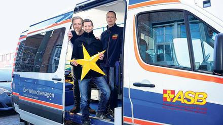 Till Meißner (Mitte) und Steffen Kühn fahren ehrenamtlich Menschen, die nicht mehr lange leben werden, mit dem Wünschewagen des ASB an Orte, die sie gern noch einmal besuchen möchten. Links Projektkoordinator Julian Thiel.