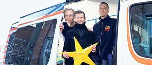 Till Meißner (Mitte) und Steffen Kühn fahren ehrenamtlich Menschen, die nicht mehr lange leben werden, mit dem Wünschewagen des ASB an Orte, die sie gern noch einmal besuchen möchten. Links Projektkoordinator Julian Thiel.