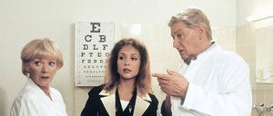 Teamwork. Anita Kupsch, Jeannine Burch und Günter Pfitzmann (v.li.) in der Serie „Praxis Bülowbogen“.