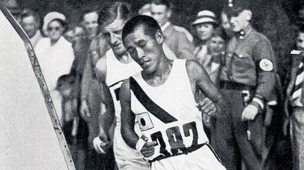 Auf dem Weg in die Geschichtsbücher: Son Kee Chung auf der Marathonstrecke, hinter ihm der spätere britische Silbermedaillengewinner Ernest Harper.
