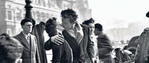 Paris, Stadt der Liebe. Dieses Bild vom März 1950, vor der Kulisse des Pariser Rathauses, machte Doisneau berühmt.