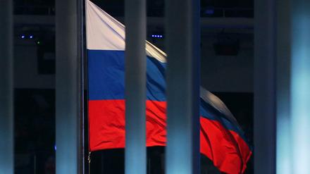 Hinter Gittern: eine russische Flagge 2014 in Sotschi.