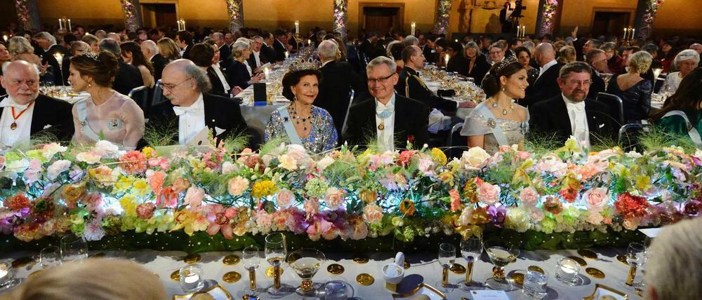 Hier sollte er eigentlich sitzen: Bob Dylan fehlt beim Nobelpreis-Bankett am Samstagabend in Stockholm. Die Tischordnung an der Ehrentafel (v.l.): Chemie-Nobelpreisträger Sir James Fraser Stoddart, Schwedens Prinzessin Madeleine, Physik-Preisträger Duncan Haldane, Königin Silvia, der Nobelstiftungs-Vorsitzende Carl-Henrik Heldin, Kronprinzessin Victoria, der zweite Physik-Preisträger John Michael Kosterlitz, Prinzessin Sofia and der französische Chemie-Nobelpreisträger Jean-Pierre Sauvage. 