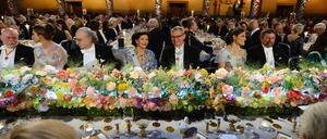 Hier sollte er eigentlich sitzen: Bob Dylan fehlt beim Nobelpreis-Bankett am Samstagabend in Stockholm. Die Tischordnung an der Ehrentafel (v.l.): Chemie-Nobelpreisträger Sir James Fraser Stoddart, Schwedens Prinzessin Madeleine, Physik-Preisträger Duncan Haldane, Königin Silvia, der Nobelstiftungs-Vorsitzende Carl-Henrik Heldin, Kronprinzessin Victoria, der zweite Physik-Preisträger John Michael Kosterlitz, Prinzessin Sofia and der französische Chemie-Nobelpreisträger Jean-Pierre Sauvage. 