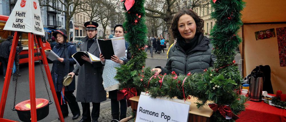 Wirtschaftssenatorin Ramona Pop mit dem Chor der Heilsarmee.