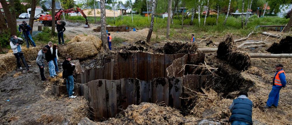 Anwohner stehen 2011 in Oranienburg nach der Sprengung einer amerikanischen Bombe aus dem Zweiten Weltkrieg um deren Fundort. 