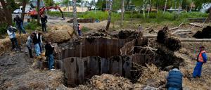 Anwohner stehen 2011 in Oranienburg nach der Sprengung einer amerikanischen Bombe aus dem Zweiten Weltkrieg um deren Fundort. 