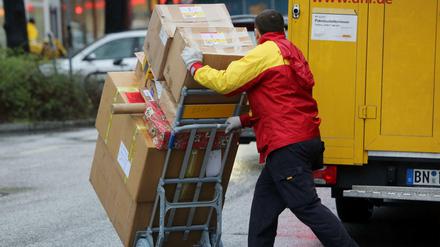 In der Weihnachtszeit haben Paketzusteller besonders viel zu tun. 
