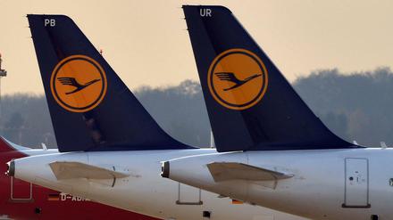 Flugzeuge der Lufthansa auf dem Flughafen in Düsseldorf.