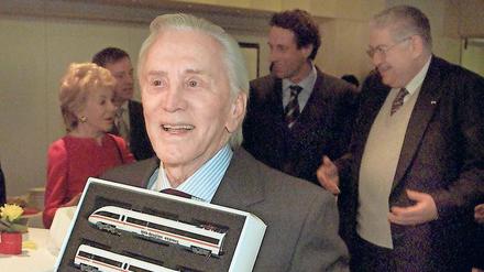 Mini-Mitbringsel. Kirk Douglas erhielt 2001 nicht nur den Ehrenbären der Berlinale, sondern auch einen Spielzeug-ICE. Auch seine Ehefrau Anne (hinten) war dabei. 
