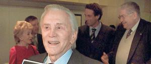 Mini-Mitbringsel. Kirk Douglas erhielt 2001 nicht nur den Ehrenbären der Berlinale, sondern auch einen Spielzeug-ICE. Auch seine Ehefrau Anne (hinten) war dabei. 