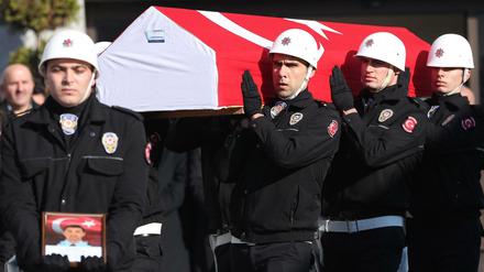 Abschied nehmen. Bei einer Trauerzeremonie gedachte der Türkei am Sonntag der Opfer des Angriffs von Istanbul.