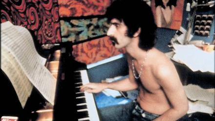 Notenmensch. Auf dem Papier sahen die Zeichen schön aus. Frank Zappa wollte wissen, wie sie klingen würden. Meist zu Hause an seinem Piano. 