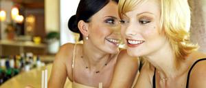 Heimliches Gekicher: Das Kleid steckt in der Strumpfhose und keiner sagt Bescheid.