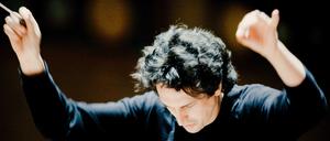 Gastdirigent Michael Sanderling dirigiert mit kontrolliertem Feuer.