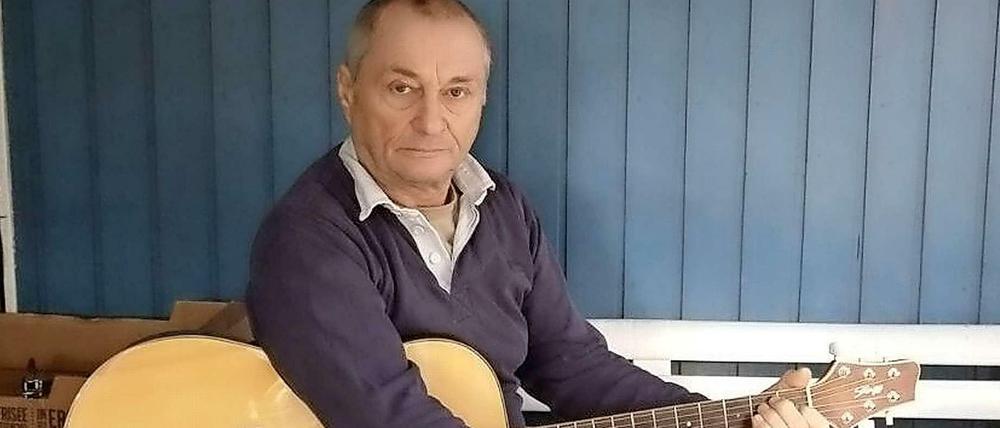 Colin Dorn beim komponieren in der Kladower Laube.