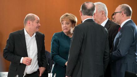 Die Kanzlerin im Kreis der Ministerpräsidenten (Scholz, Weil, Tillich, Sellering).