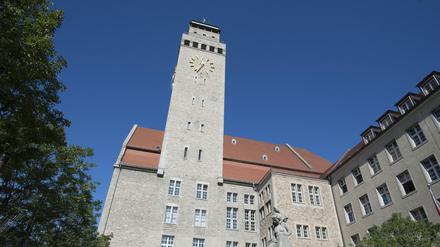 Im Rathaus Neukölln trifft sich die Bezirksverordnetenversammlung - manchmal auch mehrmals im Monat.