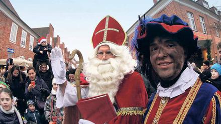 Nach den Rassismusvorwürfen wegen ihrer traditionellen schwarzen Bemalung verwendeten die Pieten weniger Schminke und Ruß.