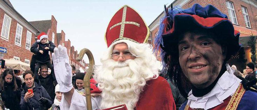 Nach den Rassismusvorwürfen wegen ihrer traditionellen schwarzen Bemalung verwendeten die Pieten weniger Schminke und Ruß.