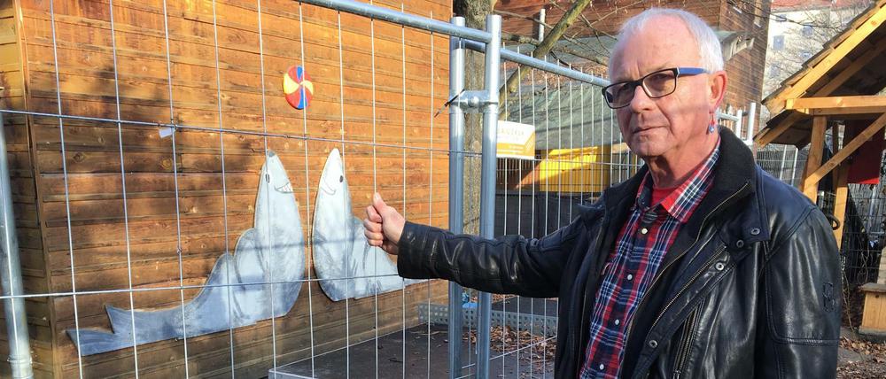 Siegfried Kühbauer widersetzte sich der Räumung, indem er sich auf dem Gelände der Kinderfarm meldete. Der Zaun weist ihn die Schranken.