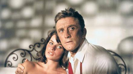 Verwandlungskünstler. Kirk Douglas mit Senta Berger in „Der Schatten des Giganten“.