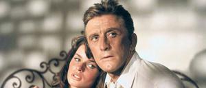 Verwandlungskünstler. Kirk Douglas mit Senta Berger in „Der Schatten des Giganten“.