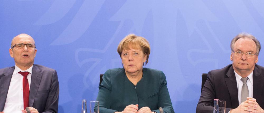 Bundeskanzlerin Angela Merkel, Erwin Sellering (links), Ministerpräsident von Mecklenburg-Vorpommern, und Reiner Haseloff, Ministerpräsident von Sachsen-Anhalt.