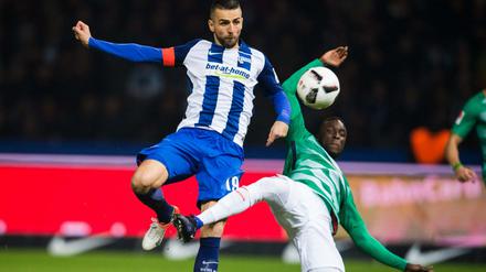 Herthas Vedad Ibisevic (l.) gegen Werder Bremens Lamine Sane.