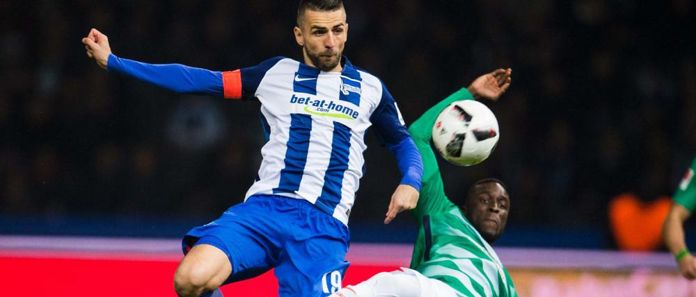 Herthas Vedad Ibisevic (l.) gegen Werder Bremens Lamine Sane.