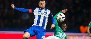 Herthas Vedad Ibisevic (l.) gegen Werder Bremens Lamine Sane.
