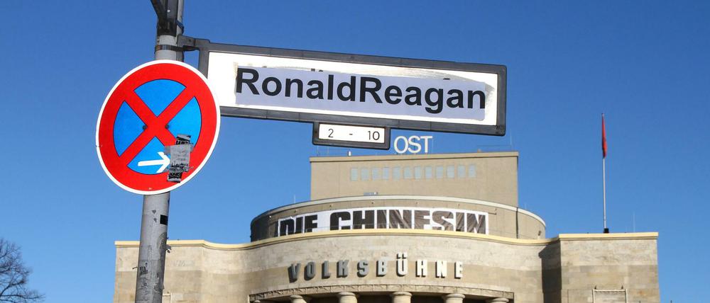 Auch nur ein Mann: mit "Ronald Reagan" überklebte Straßenschilder am Rosa-Luxemburg-Platz.
