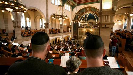 Blick in den Innenraum einer Synagoge.