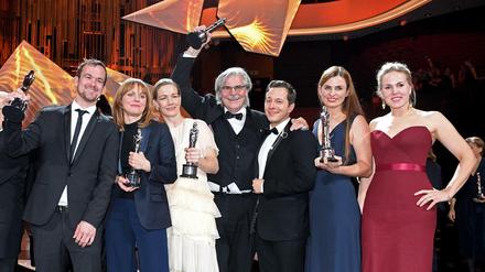 Glückliche Sieger (v.l.): "Toni Erdmann"-Produzent Jonas Dornbach, Regisseurin Maren Ade, ihre Darsteller Sandra Hüller, Peter Simonischek, Trystan Puetter, "Toni"-Produzent Janine Jackowski and Schauspieler Hadewych Minis.