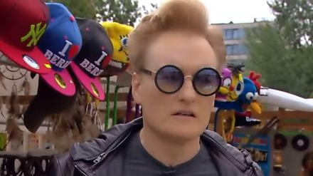 So Berlin! Auf dem Flohmarkt am Mauerpark deckt sich Conan O'Brien mit Accessoires und Nippes ein.