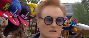 So Berlin! Auf dem Flohmarkt am Mauerpark deckt sich Conan O'Brien mit Accessoires und Nippes ein.