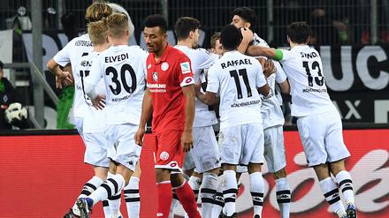 Jubel in Weiß, Trauer in Rot: Die Gladbacher feiern das Tor zum 1:0.