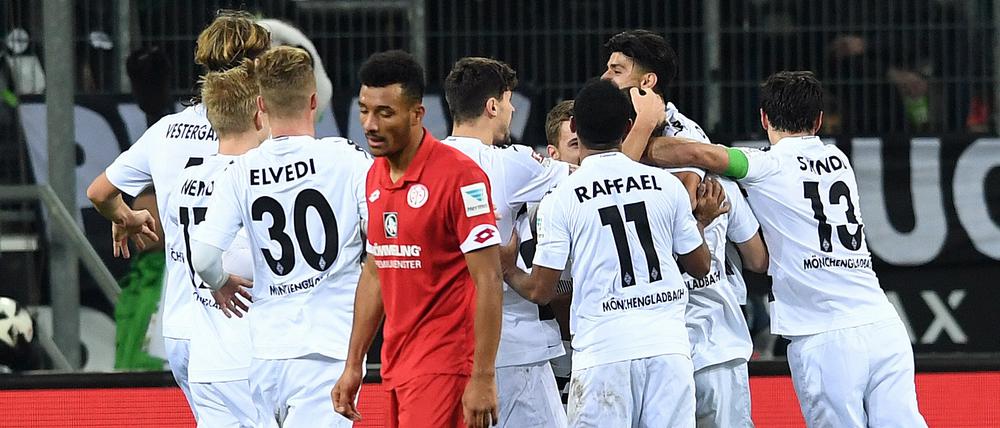 Jubel in Weiß, Trauer in Rot: Die Gladbacher feiern das Tor zum 1:0.