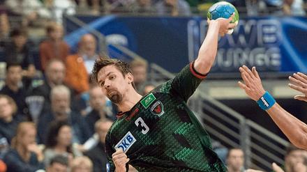 Handball: Bundesliga, Männer - 6. Spieltag: Füchse Berlin - TVB Stuttgart am 20.09.2015 in Berlin. Berlins Spieler Fabian Wiede (M) setzt sich am Kreis gegen Stuttgarts Tobias Schimmelbauer (l) durch. Foto: Soeren Stache/dpa +++(c) dpa - Bildfunk+++